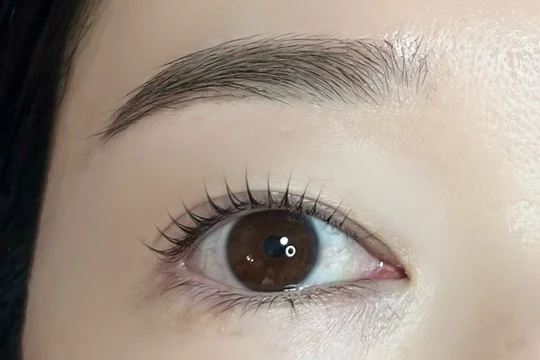 アーチ眉とクレセントムーンの組み合わせ写真