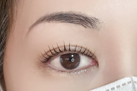 アーチ眉とペッタの組み合わせ写真