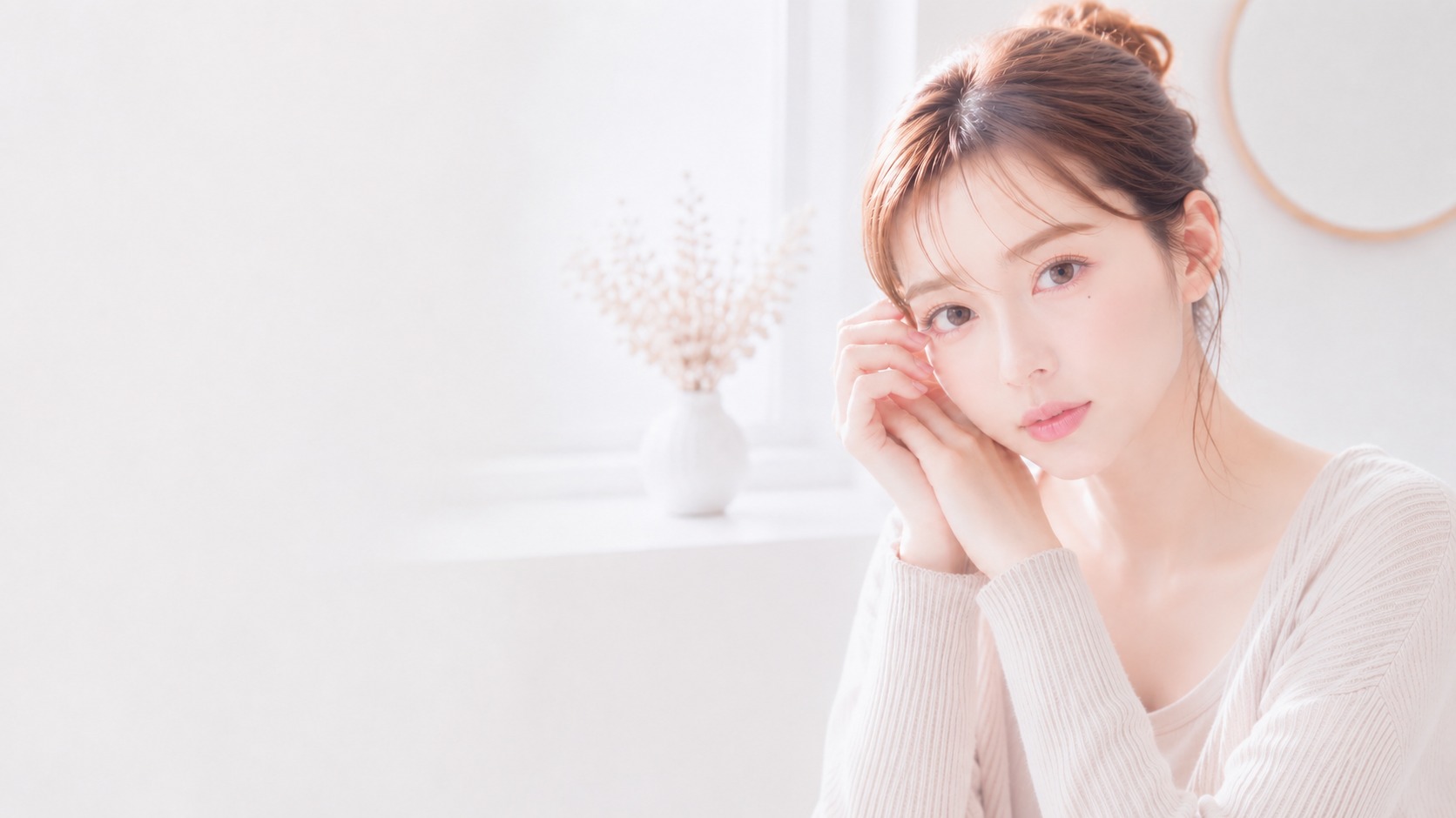 明るい室内で目元を見せる女性の写真