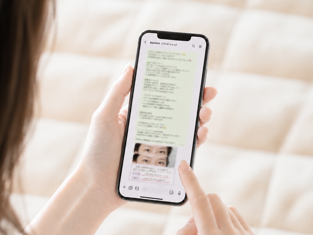 スマートフォンで施術後のアフターサポート内容を確認している写真