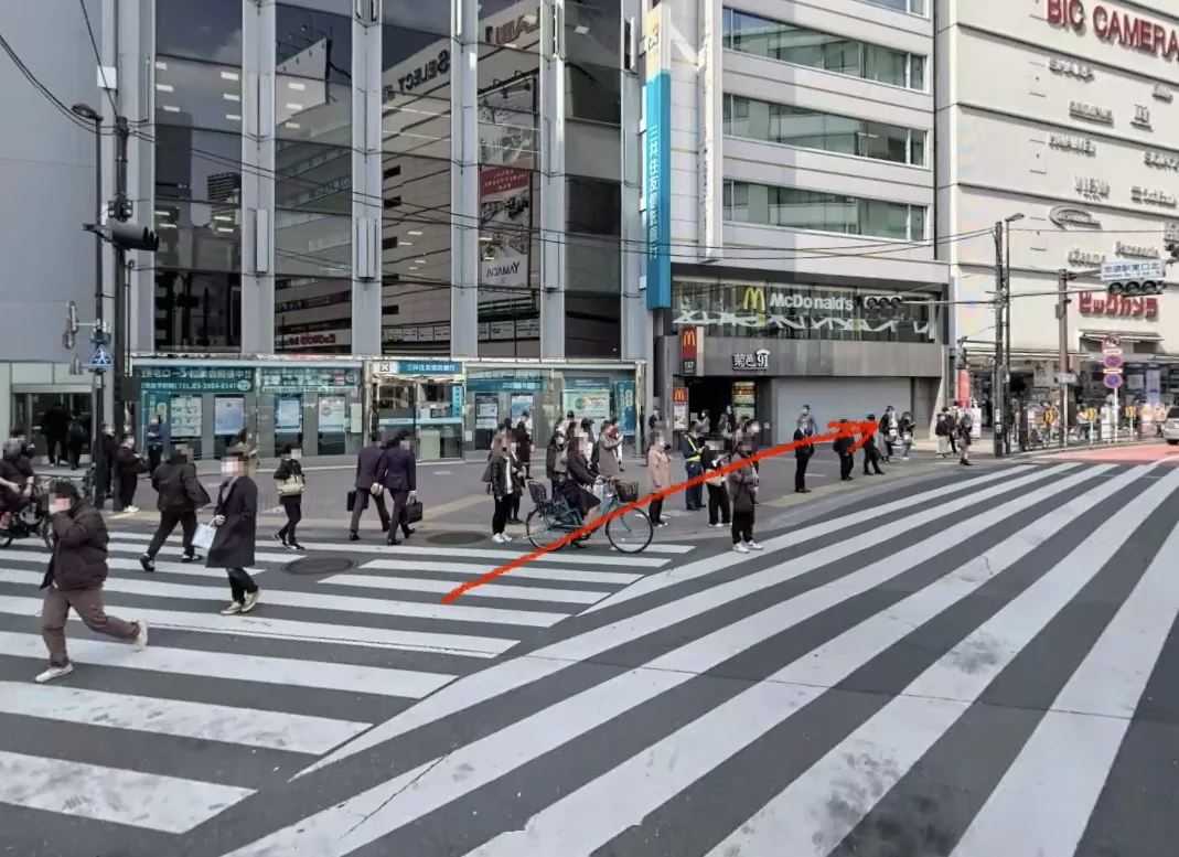 池袋駅東口からマクドナルド前の横断歩道を渡る道