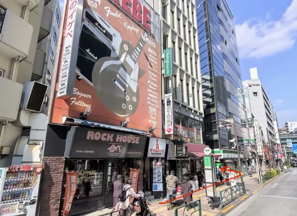 イケベ楽器店前から池袋東口店へ向かう道