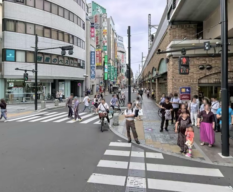吉祥寺駅北口を出たあとの線路沿いの通り