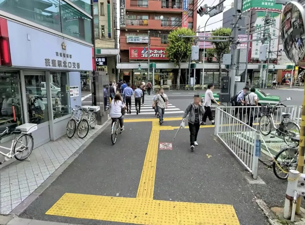 荻窪駅北口交番前から横断歩道へ向かう道