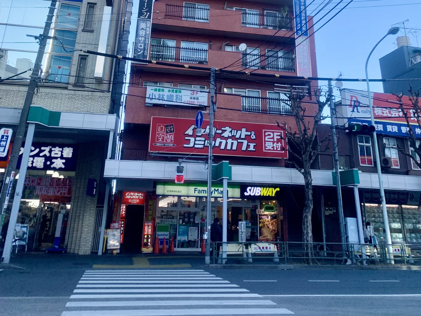横断歩道の先に見えるバンビッシュ荻窪駅前店の建物