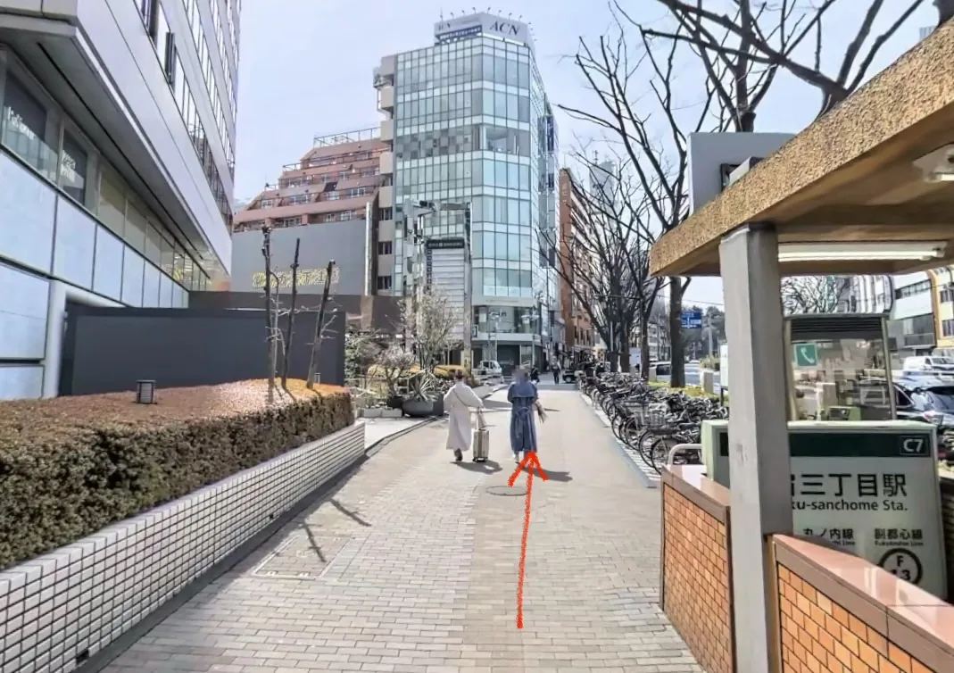 新宿三丁目駅C7出口を出て御苑通りを直進する道