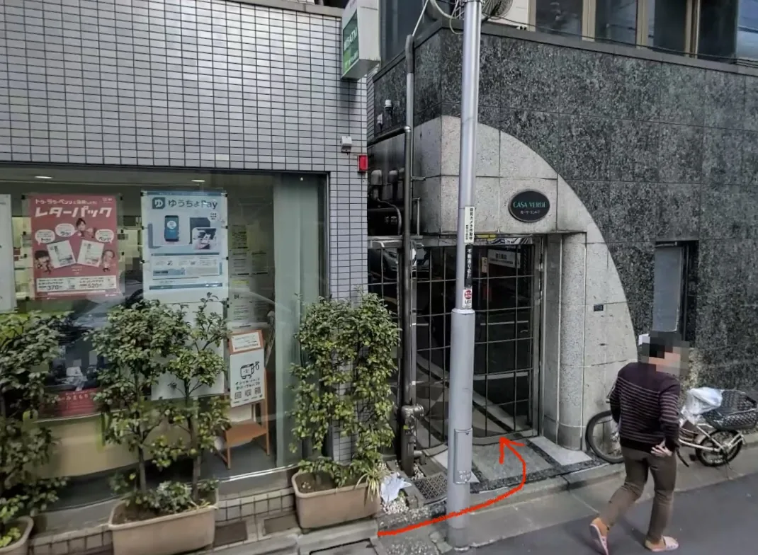 バンビッシュ新宿三丁目店が入るカーサ・ヴェルデ入口